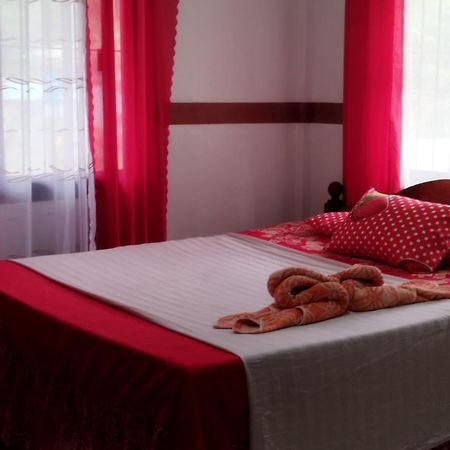 Riverside At Aninuan Accommodation And Food Пуерто Галера Екстериор снимка